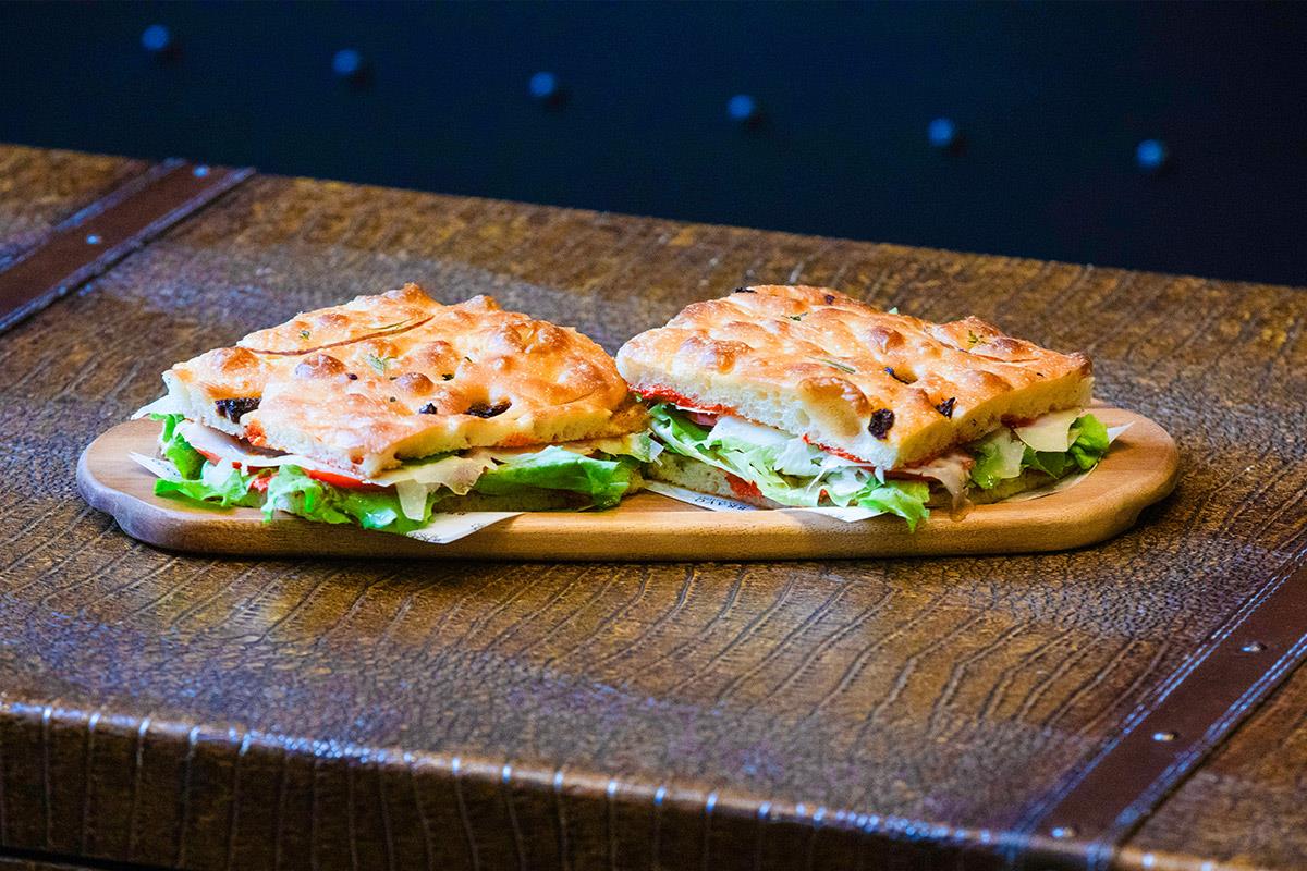 Parmesan Domates Focaccia Sandviç